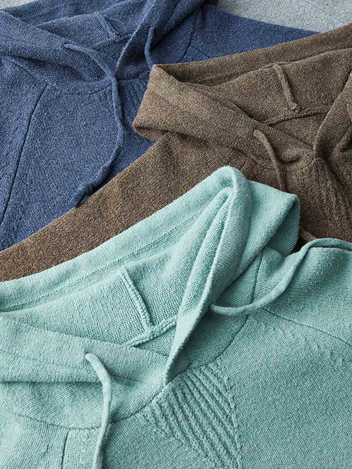 製品画像
ウール混紡フード付きニットセーター全体図。シンプルなフードデザインと厚みのある5ゲージ編みが特徴で、起毛加工により柔らかな肌触りを実現した中厚ニットセーター。ブルー、コーヒー、グレー、グリーンの4色展開。
詳細画像
裾のリブ編みデザイン、袖口の耐久性強化ディテール、フードのドローストリング仕様、起毛加工が施された高品質なウール混紡素材、5ゲージ9本取り編みの質感特写。