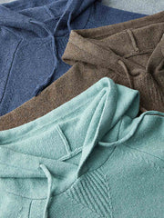 製品画像
ウール混紡フード付きニットセーター全体図。シンプルなフードデザインと厚みのある5ゲージ編みが特徴で、起毛加工により柔らかな肌触りを実現した中厚ニットセーター。ブルー、コーヒー、グレー、グリーンの4色展開。
詳細画像
裾のリブ編みデザイン、袖口の耐久性強化ディテール、フードのドローストリング仕様、起毛加工が施された高品質なウール混紡素材、5ゲージ9本取り編みの質感特写。