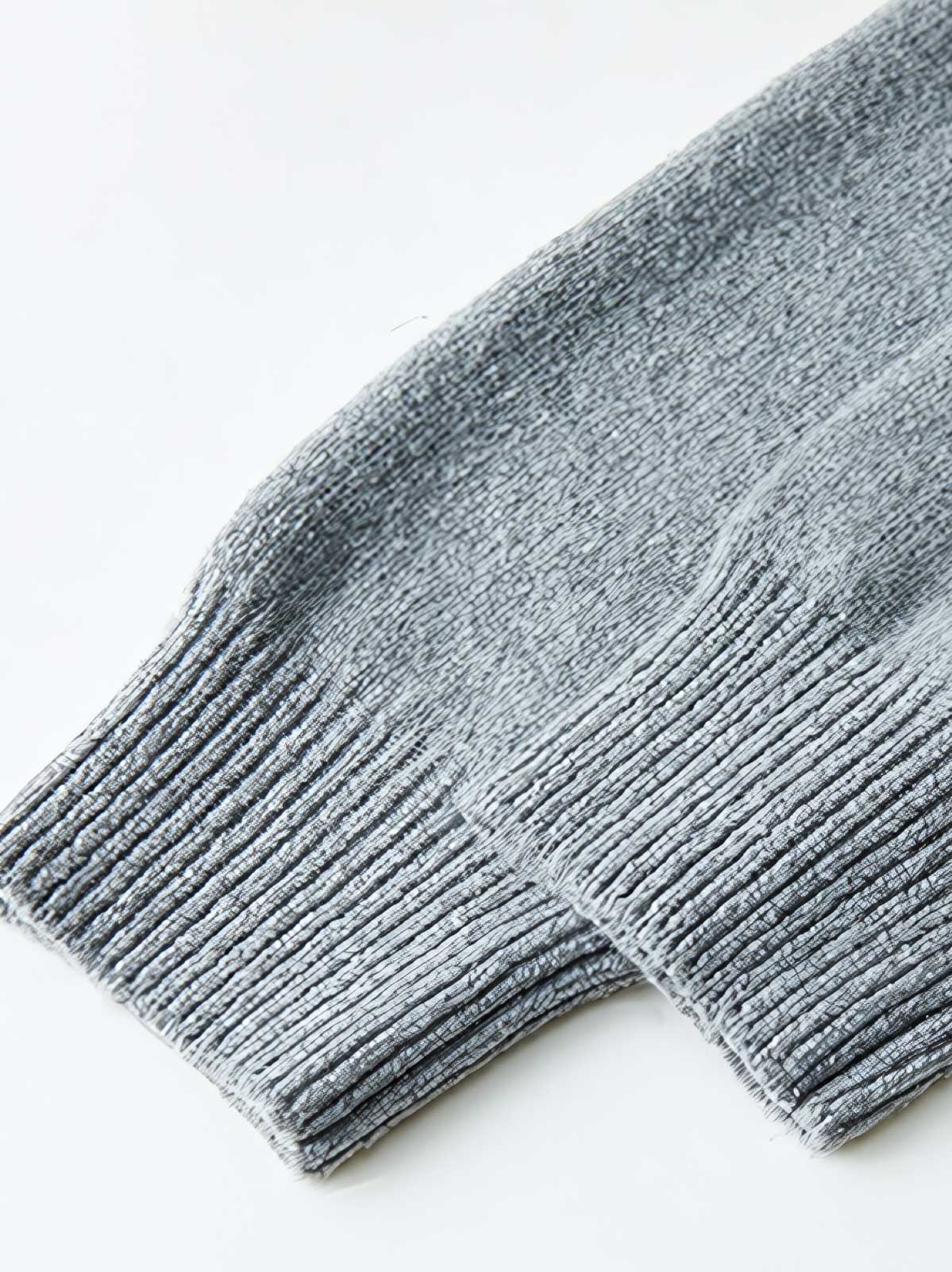 製品画像
ウール混紡フード付きニットセーター全体図。シンプルなフードデザインと厚みのある5ゲージ編みが特徴で、起毛加工により柔らかな肌触りを実現した中厚ニットセーター。ブルー、コーヒー、グレー、グリーンの4色展開。
詳細画像
裾のリブ編みデザイン、袖口の耐久性強化ディテール、フードのドローストリング仕様、起毛加工が施された高品質なウール混紡素材、5ゲージ9本取り編みの質感特写。