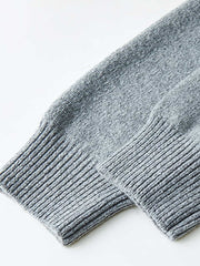 製品画像
ウール混紡フード付きニットセーター全体図。シンプルなフードデザインと厚みのある5ゲージ編みが特徴で、起毛加工により柔らかな肌触りを実現した中厚ニットセーター。ブルー、コーヒー、グレー、グリーンの4色展開。
詳細画像
裾のリブ編みデザイン、袖口の耐久性強化ディテール、フードのドローストリング仕様、起毛加工が施された高品質なウール混紡素材、5ゲージ9本取り編みの質感特写。