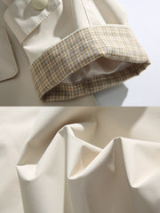 製品画像
クラシックなミディアム丈ロングカラーコート全体図。防風素材の表地とシンプルで美しいシルエットが特徴の上品なデザイン。
詳細画像
裏地に施された細かなチェック柄のディテール、袖口の調整デザイン、防風性能を備えた表地の質感特写。機能性とスタイルを両立した仕上がり。