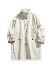 製品画像
クラシックなミディアム丈ロングカラーコート全体図。防風素材の表地とシンプルで美しいシルエットが特徴の上品なデザイン。
詳細画像
裏地に施された細かなチェック柄のディテール、袖口の調整デザイン、防風性能を備えた表地の質感特写。機能性とスタイルを両立した仕上がり。