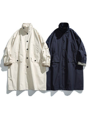 製品画像
クラシックなミディアム丈ロングカラーコート全体図。防風素材の表地とシンプルで美しいシルエットが特徴の上品なデザイン。
詳細画像
裏地に施された細かなチェック柄のディテール、袖口の調整デザイン、防風性能を備えた表地の質感特写。機能性とスタイルを両立した仕上がり。