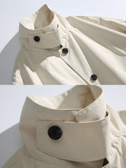 製品画像
クラシックなミディアム丈ロングカラーコート全体図。防風素材の表地とシンプルで美しいシルエットが特徴の上品なデザイン。
詳細画像
裏地に施された細かなチェック柄のディテール、袖口の調整デザイン、防風性能を備えた表地の質感特写。機能性とスタイルを両立した仕上がり。