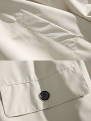 製品画像
クラシックなミディアム丈ロングカラーコート全体図。防風素材の表地とシンプルで美しいシルエットが特徴の上品なデザイン。
詳細画像
裏地に施された細かなチェック柄のディテール、袖口の調整デザイン、防風性能を備えた表地の質感特写。機能性とスタイルを両立した仕上がり。