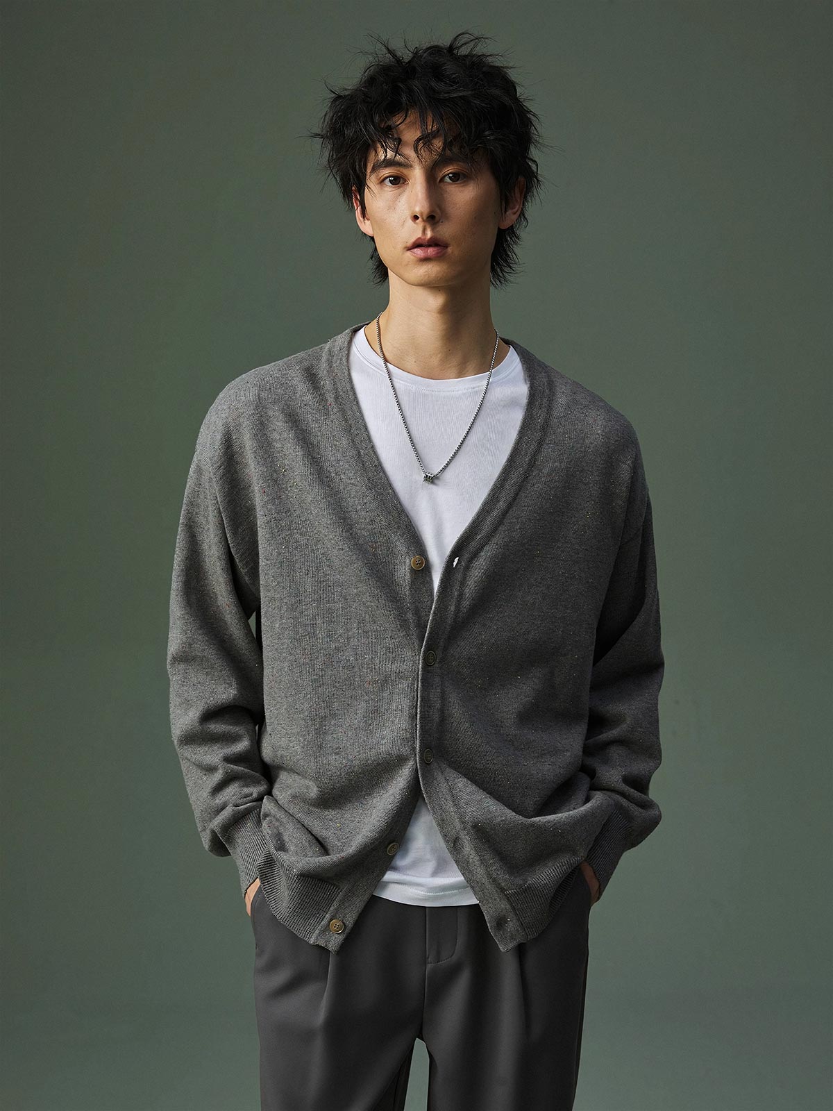 詳細画像
グラデーション樹脂ボタンの高級感あるディテール、精緻なリブ編みの裾と袖口、滑らかな質感を持つ12ゲージ編み地とカラフルドット模様の特写。
モデル画像
モデルがVネック カラフルドット ニット カーディガンを着用し、首元をすっきり見せるシルエットと華やかなドット柄を取り入れた、カジュアルで洗練されたコーディネートを披露。