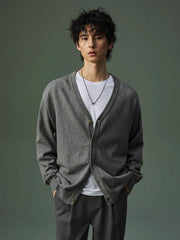 詳細画像
グラデーション樹脂ボタンの高級感あるディテール、精緻なリブ編みの裾と袖口、滑らかな質感を持つ12ゲージ編み地とカラフルドット模様の特写。
モデル画像
モデルがVネック カラフルドット ニット カーディガンを着用し、首元をすっきり見せるシルエットと華やかなドット柄を取り入れた、カジュアルで洗練されたコーディネートを披露。