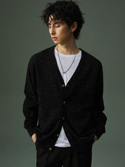 詳細画像
グラデーション樹脂ボタンの高級感あるディテール、精緻なリブ編みの裾と袖口、滑らかな質感を持つ12ゲージ編み地とカラフルドット模様の特写。
モデル画像
モデルがVネック カラフルドット ニット カーディガンを着用し、首元をすっきり見せるシルエットと華やかなドット柄を取り入れた、カジュアルで洗練されたコーディネートを披露。