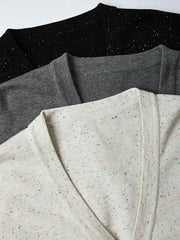 製品画像
Vネック カラフルドット ニット カーディガン全体図。12ゲージ編みの細かい編地とコットン混紡素材で仕上げた中厚ニット。カラフルなドット模様がアクセントのユニセックスデザイン。
詳細画像
グラデーション樹脂ボタンの高級感あるディテール、精緻なリブ編みの裾と袖口、滑らかな質感を持つ12ゲージ編み地とカラフルドット模様の特写。