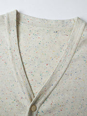 製品画像
Vネック カラフルドット ニット カーディガン全体図。12ゲージ編みの細かい編地とコットン混紡素材で仕上げた中厚ニット。カラフルなドット模様がアクセントのユニセックスデザイン。
詳細画像
グラデーション樹脂ボタンの高級感あるディテール、精緻なリブ編みの裾と袖口、滑らかな質感を持つ12ゲージ編み地とカラフルドット模様の特写。