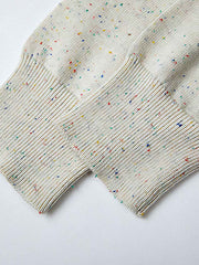 製品画像
Vネック カラフルドット ニット カーディガン全体図。12ゲージ編みの細かい編地とコットン混紡素材で仕上げた中厚ニット。カラフルなドット模様がアクセントのユニセックスデザイン。
詳細画像
グラデーション樹脂ボタンの高級感あるディテール、精緻なリブ編みの裾と袖口、滑らかな質感を持つ12ゲージ編み地とカラフルドット模様の特写。