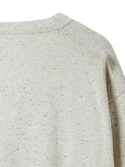 製品画像
Vネック カラフルドット ニット カーディガン全体図。12ゲージ編みの細かい編地とコットン混紡素材で仕上げた中厚ニット。カラフルなドット模様がアクセントのユニセックスデザイン。
詳細画像
グラデーション樹脂ボタンの高級感あるディテール、精緻なリブ編みの裾と袖口、滑らかな質感を持つ12ゲージ編み地とカラフルドット模様の特写。