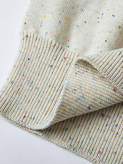 製品画像
Vネック カラフルドット ニット カーディガン全体図。12ゲージ編みの細かい編地とコットン混紡素材で仕上げた中厚ニット。カラフルなドット模様がアクセントのユニセックスデザイン。
詳細画像
グラデーション樹脂ボタンの高級感あるディテール、精緻なリブ編みの裾と袖口、滑らかな質感を持つ12ゲージ編み地とカラフルドット模様の特写。