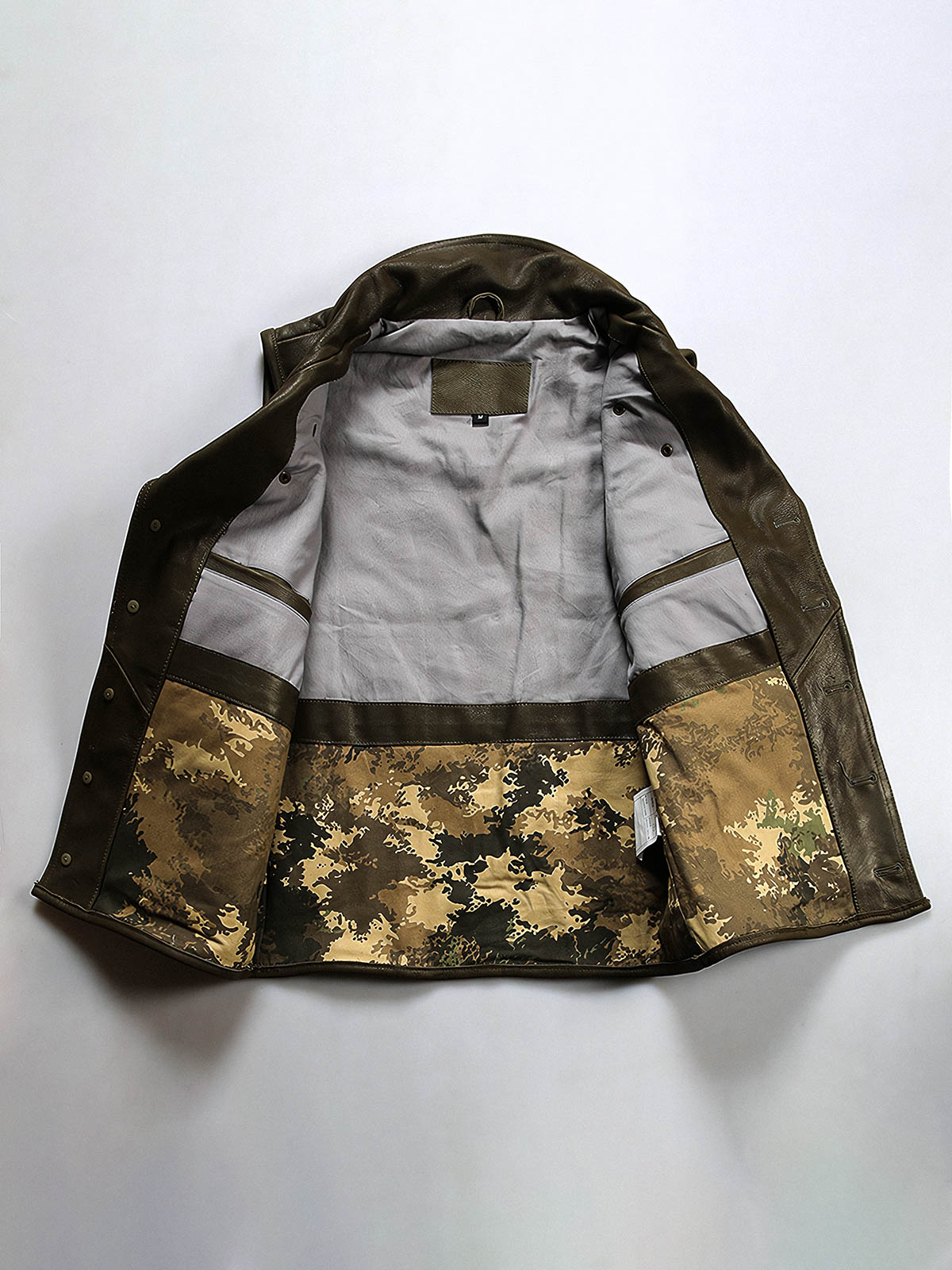 製品画像
ハンティング レザーベスト正面全体図。厚手の本革素材とクラシックな開襟デザイン、無骨なリベット装飾が特徴のヴィンテージスタイルベスト。
詳細画像
本革の滑らかな質感、リベット付き開襟デザイン、複数配置された大容量ポケットとファスナーポケット、迷彩柄裏地のディテール特写。