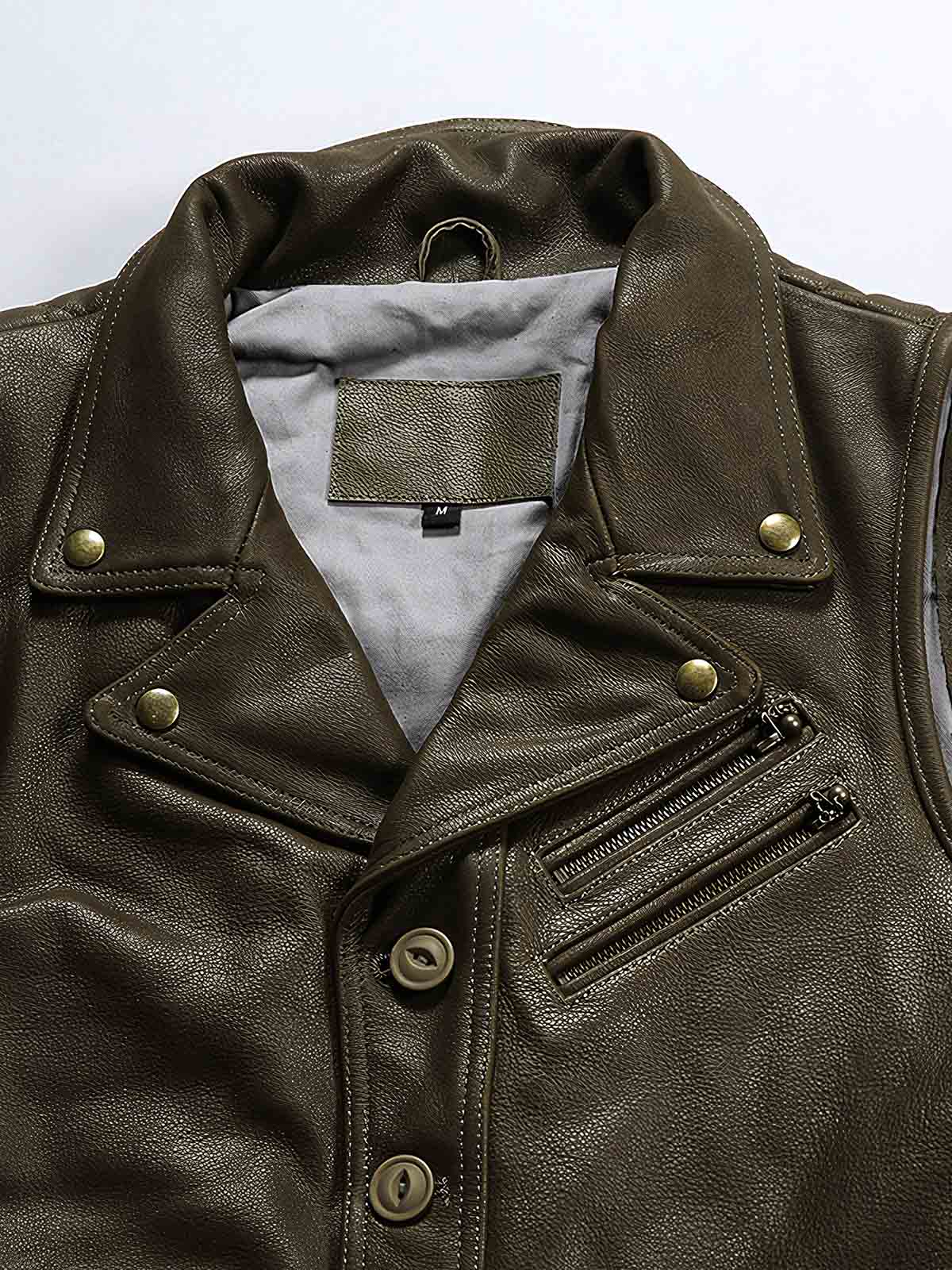 製品画像
ハンティング レザーベスト正面全体図。厚手の本革素材とクラシックな開襟デザイン、無骨なリベット装飾が特徴のヴィンテージスタイルベスト。
詳細画像
本革の滑らかな質感、リベット付き開襟デザイン、複数配置された大容量ポケットとファスナーポケット、迷彩柄裏地のディテール特写。