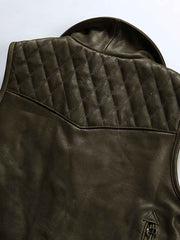 製品画像
ハンティング レザーベスト正面全体図。厚手の本革素材とクラシックな開襟デザイン、無骨なリベット装飾が特徴のヴィンテージスタイルベスト。
詳細画像
本革の滑らかな質感、リベット付き開襟デザイン、複数配置された大容量ポケットとファスナーポケット、迷彩柄裏地のディテール特写。