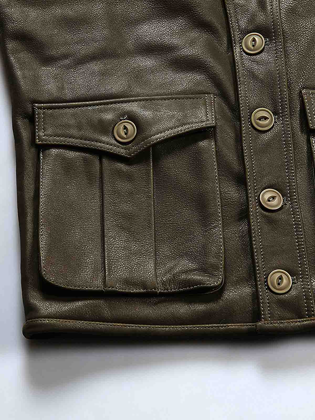 製品画像
ハンティング レザーベスト正面全体図。厚手の本革素材とクラシックな開襟デザイン、無骨なリベット装飾が特徴のヴィンテージスタイルベスト。
詳細画像
本革の滑らかな質感、リベット付き開襟デザイン、複数配置された大容量ポケットとファスナーポケット、迷彩柄裏地のディテール特写。