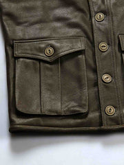 製品画像
ハンティング レザーベスト正面全体図。厚手の本革素材とクラシックな開襟デザイン、無骨なリベット装飾が特徴のヴィンテージスタイルベスト。
詳細画像
本革の滑らかな質感、リベット付き開襟デザイン、複数配置された大容量ポケットとファスナーポケット、迷彩柄裏地のディテール特写。