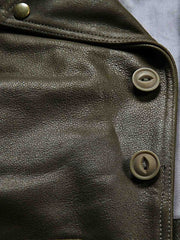 製品画像
ハンティング レザーベスト正面全体図。厚手の本革素材とクラシックな開襟デザイン、無骨なリベット装飾が特徴のヴィンテージスタイルベスト。
詳細画像
本革の滑らかな質感、リベット付き開襟デザイン、複数配置された大容量ポケットとファスナーポケット、迷彩柄裏地のディテール特写。