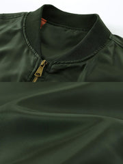 製品画像
MA-1 フライトジャケット全体図。高密度ナイロン表地とオレンジ色の裏地が特徴で、1950年代アメリカ空軍のクラシックな短丈デザインを再現。
詳細画像
ジップ付き袖ポケット、リブ仕立ての袖口・裾、防風性を高めるディテール、オレンジ色の裏地と高密度ナイロン素材の質感特写。