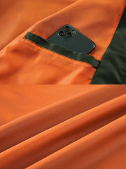 製品画像
MA-1 フライトジャケット全体図。高密度ナイロン表地とオレンジ色の裏地が特徴で、1950年代アメリカ空軍のクラシックな短丈デザインを再現。
詳細画像
ジップ付き袖ポケット、リブ仕立ての袖口・裾、防風性を高めるディテール、オレンジ色の裏地と高密度ナイロン素材の質感特写。