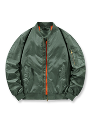 製品画像
MA-1 フライトジャケット全体図。高密度ナイロン表地とオレンジ色の裏地が特徴で、1950年代アメリカ空軍のクラシックな短丈デザインを再現。
詳細画像
ジップ付き袖ポケット、リブ仕立ての袖口・裾、防風性を高めるディテール、オレンジ色の裏地と高密度ナイロン素材の質感特写。