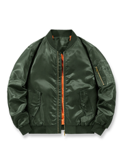 製品画像
MA-1 フライトジャケット全体図。高密度ナイロン表地とオレンジ色の裏地が特徴で、1950年代アメリカ空軍のクラシックな短丈デザインを再現。
詳細画像
ジップ付き袖ポケット、リブ仕立ての袖口・裾、防風性を高めるディテール、オレンジ色の裏地と高密度ナイロン素材の質感特写。