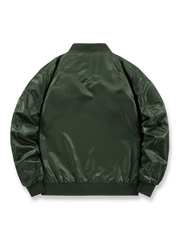 製品画像
MA-1 フライトジャケット全体図。高密度ナイロン表地とオレンジ色の裏地が特徴で、1950年代アメリカ空軍のクラシックな短丈デザインを再現。
詳細画像
ジップ付き袖ポケット、リブ仕立ての袖口・裾、防風性を高めるディテール、オレンジ色の裏地と高密度ナイロン素材の質感特写。