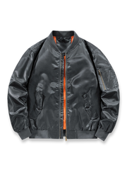 製品画像
MA-1 フライトジャケット全体図。高密度ナイロン表地とオレンジ色の裏地が特徴で、1950年代アメリカ空軍のクラシックな短丈デザインを再現。
詳細画像
ジップ付き袖ポケット、リブ仕立ての袖口・裾、防風性を高めるディテール、オレンジ色の裏地と高密度ナイロン素材の質感特写。