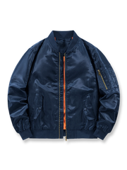 製品画像
MA-1 フライトジャケット全体図。高密度ナイロン表地とオレンジ色の裏地が特徴で、1950年代アメリカ空軍のクラシックな短丈デザインを再現。
詳細画像
ジップ付き袖ポケット、リブ仕立ての袖口・裾、防風性を高めるディテール、オレンジ色の裏地と高密度ナイロン素材の質感特写。