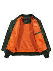 製品画像
MA-1 フライトジャケット全体図。高密度ナイロン表地とオレンジ色の裏地が特徴で、1950年代アメリカ空軍のクラシックな短丈デザインを再現。
詳細画像
ジップ付き袖ポケット、リブ仕立ての袖口・裾、防風性を高めるディテール、オレンジ色の裏地と高密度ナイロン素材の質感特写。