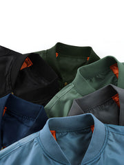 製品画像
MA-1 フライトジャケット全体図。高密度ナイロン表地とオレンジ色の裏地が特徴で、1950年代アメリカ空軍のクラシックな短丈デザインを再現。
詳細画像
ジップ付き袖ポケット、リブ仕立ての袖口・裾、防風性を高めるディテール、オレンジ色の裏地と高密度ナイロン素材の質感特写。