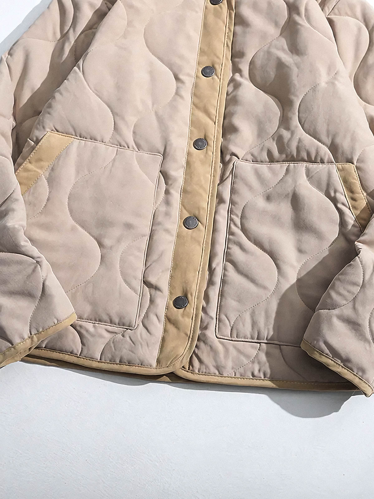 製品画像
ピーチスキン ノーカラー キルティング 中綿ジャケット全体図。滑らかなピーチスキン素材と波形キルティングが特徴の軽量ユニセックスアウター。
詳細画像
柔らかなピーチスキン素材の質感、立体感を生む波形キルティングステッチ、軽量ウォッシュドコットン中綿のディテール特写。