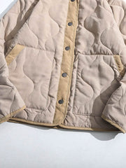 製品画像
ピーチスキン ノーカラー キルティング 中綿ジャケット全体図。滑らかなピーチスキン素材と波形キルティングが特徴の軽量ユニセックスアウター。
詳細画像
柔らかなピーチスキン素材の質感、立体感を生む波形キルティングステッチ、軽量ウォッシュドコットン中綿のディテール特写。