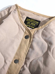 製品画像
ピーチスキン ノーカラー キルティング 中綿ジャケット全体図。滑らかなピーチスキン素材と波形キルティングが特徴の軽量ユニセックスアウター。
詳細画像
柔らかなピーチスキン素材の質感、立体感を生む波形キルティングステッチ、軽量ウォッシュドコットン中綿のディテール特写。