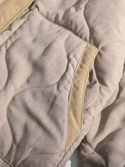 製品画像
ピーチスキン ノーカラー キルティング 中綿ジャケット全体図。滑らかなピーチスキン素材と波形キルティングが特徴の軽量ユニセックスアウター。
詳細画像
柔らかなピーチスキン素材の質感、立体感を生む波形キルティングステッチ、軽量ウォッシュドコットン中綿のディテール特写。