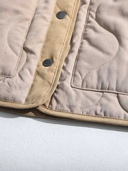 製品画像
ピーチスキン ノーカラー キルティング 中綿ジャケット全体図。滑らかなピーチスキン素材と波形キルティングが特徴の軽量ユニセックスアウター。
詳細画像
柔らかなピーチスキン素材の質感、立体感を生む波形キルティングステッチ、軽量ウォッシュドコットン中綿のディテール特写。