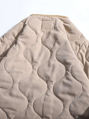 製品画像
ピーチスキン ノーカラー キルティング 中綿ジャケット全体図。滑らかなピーチスキン素材と波形キルティングが特徴の軽量ユニセックスアウター。
詳細画像
柔らかなピーチスキン素材の質感、立体感を生む波形キルティングステッチ、軽量ウォッシュドコットン中綿のディテール特写。