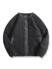 製品画像
ピーチスキン ノーカラー キルティング 中綿ジャケット全体図。滑らかなピーチスキン素材と波形キルティングが特徴の軽量ユニセックスアウター。
詳細画像
柔らかなピーチスキン素材の質感、立体感を生む波形キルティングステッチ、軽量ウォッシュドコットン中綿のディテール特写。