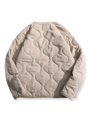 製品画像
ピーチスキン ノーカラー キルティング 中綿ジャケット全体図。滑らかなピーチスキン素材と波形キルティングが特徴の軽量ユニセックスアウター。
詳細画像
柔らかなピーチスキン素材の質感、立体感を生む波形キルティングステッチ、軽量ウォッシュドコットン中綿のディテール特写。