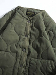 製品画像
ピーチスキン ノーカラー キルティング 中綿ジャケット全体図。滑らかなピーチスキン素材と波形キルティングが特徴の軽量ユニセックスアウター。
詳細画像
柔らかなピーチスキン素材の質感、立体感を生む波形キルティングステッチ、軽量ウォッシュドコットン中綿のディテール特写。