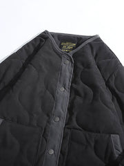 製品画像
ピーチスキン ノーカラー キルティング 中綿ジャケット全体図。滑らかなピーチスキン素材と波形キルティングが特徴の軽量ユニセックスアウター。
詳細画像
柔らかなピーチスキン素材の質感、立体感を生む波形キルティングステッチ、軽量ウォッシュドコットン中綿のディテール特写。