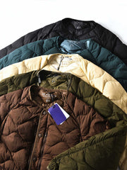 製品画像
ホワイトダックダウン 軽量 ダウンジャケット全体図。シンプルなデザインと700+フィルパワーの高品質ホワイトダックダウンを使用し、軽量で高い保温性を備えた一着。
詳細画像
100%ナイロン素材の防風・撥水性のディテール、高品質90%ホワイトダックダウンとダウン吹き出し防止の縫製、袖口の伸縮仕様の特写。