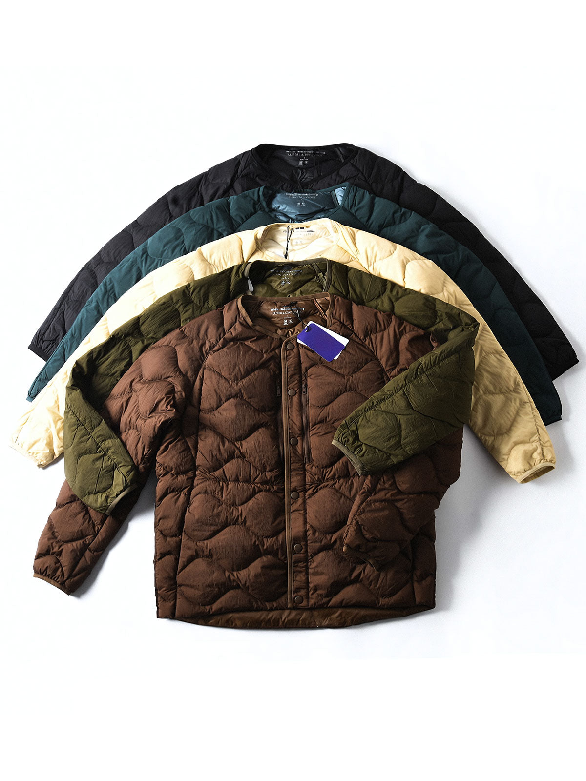 製品画像
ホワイトダックダウン 軽量 ダウンジャケット全体図。シンプルなデザインと700+フィルパワーの高品質ホワイトダックダウンを使用し、軽量で高い保温性を備えた一着。
詳細画像
100%ナイロン素材の防風・撥水性のディテール、高品質90%ホワイトダックダウンとダウン吹き出し防止の縫製、袖口の伸縮仕様の特写。