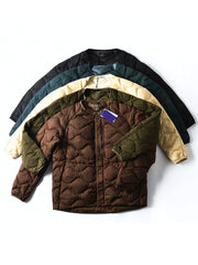 製品画像
ホワイトダックダウン 軽量 ダウンジャケット全体図。シンプルなデザインと700+フィルパワーの高品質ホワイトダックダウンを使用し、軽量で高い保温性を備えた一着。
詳細画像
100%ナイロン素材の防風・撥水性のディテール、高品質90%ホワイトダックダウンとダウン吹き出し防止の縫製、袖口の伸縮仕様の特写。