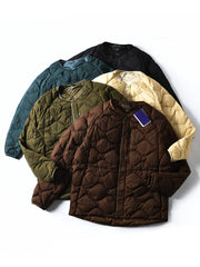 製品画像
ホワイトダックダウン 軽量 ダウンジャケット全体図。シンプルなデザインと700+フィルパワーの高品質ホワイトダックダウンを使用し、軽量で高い保温性を備えた一着。
詳細画像
100%ナイロン素材の防風・撥水性のディテール、高品質90%ホワイトダックダウンとダウン吹き出し防止の縫製、袖口の伸縮仕様の特写。