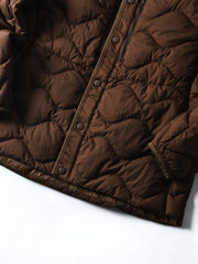 製品画像
ホワイトダックダウン 軽量 ダウンジャケット全体図。シンプルなデザインと700+フィルパワーの高品質ホワイトダックダウンを使用し、軽量で高い保温性を備えた一着。
詳細画像
100%ナイロン素材の防風・撥水性のディテール、高品質90%ホワイトダックダウンとダウン吹き出し防止の縫製、袖口の伸縮仕様の特写。