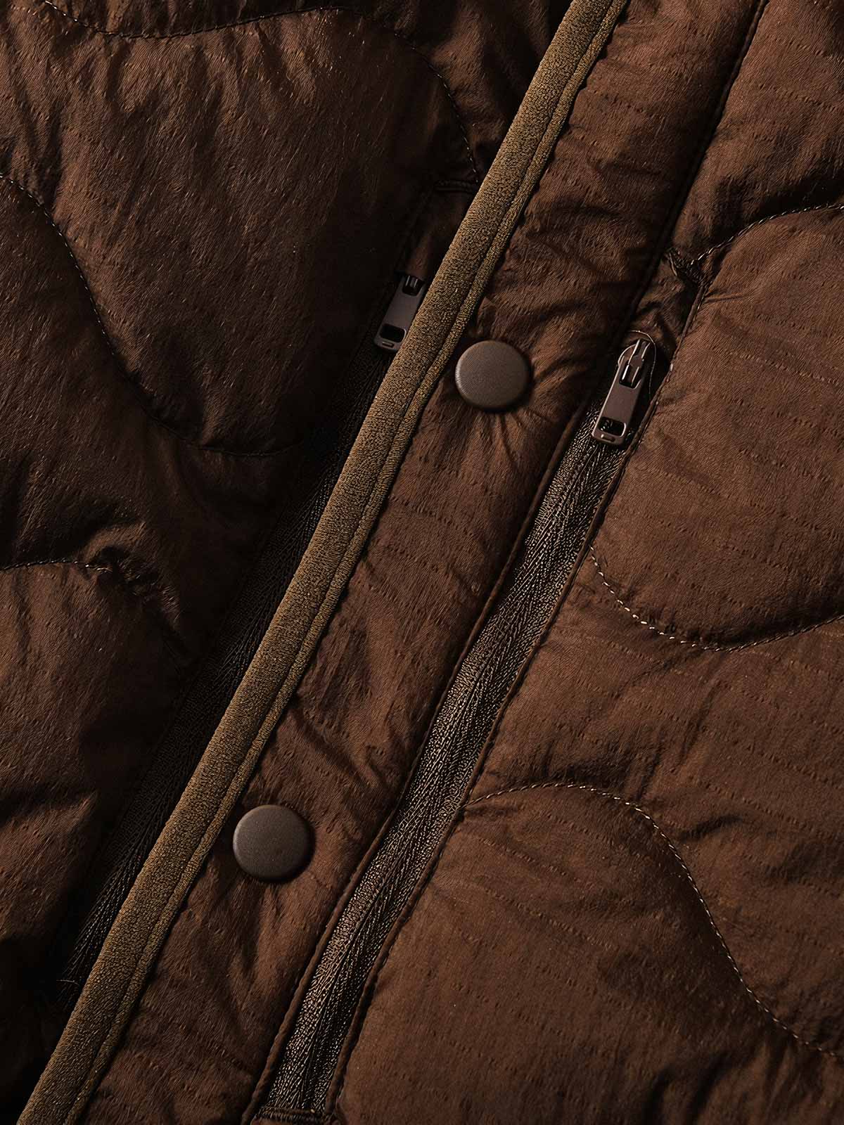 製品画像
ホワイトダックダウン 軽量 ダウンジャケット全体図。シンプルなデザインと700+フィルパワーの高品質ホワイトダックダウンを使用し、軽量で高い保温性を備えた一着。
詳細画像
100%ナイロン素材の防風・撥水性のディテール、高品質90%ホワイトダックダウンとダウン吹き出し防止の縫製、袖口の伸縮仕様の特写。