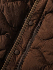 製品画像
ホワイトダックダウン 軽量 ダウンジャケット全体図。シンプルなデザインと700+フィルパワーの高品質ホワイトダックダウンを使用し、軽量で高い保温性を備えた一着。
詳細画像
100%ナイロン素材の防風・撥水性のディテール、高品質90%ホワイトダックダウンとダウン吹き出し防止の縫製、袖口の伸縮仕様の特写。