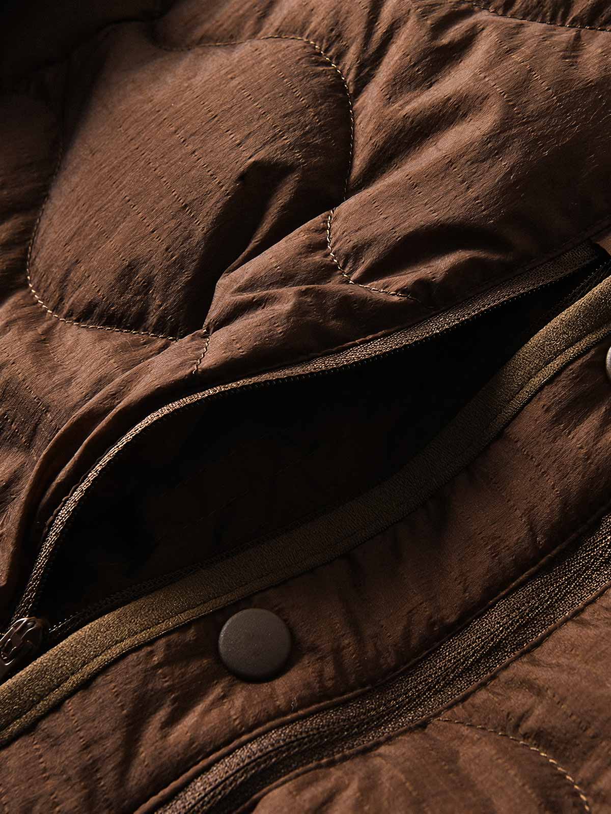 製品画像
ホワイトダックダウン 軽量 ダウンジャケット全体図。シンプルなデザインと700+フィルパワーの高品質ホワイトダックダウンを使用し、軽量で高い保温性を備えた一着。
詳細画像
100%ナイロン素材の防風・撥水性のディテール、高品質90%ホワイトダックダウンとダウン吹き出し防止の縫製、袖口の伸縮仕様の特写。